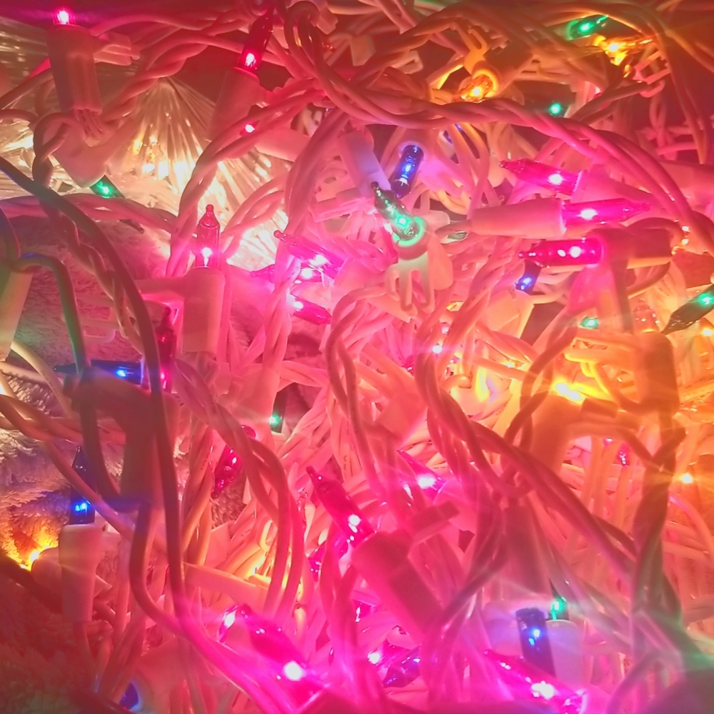 HANGING LIGHTS – CHRISTMAS DECORATIONS – HOLIDAY DECOR – MULTI-COLORED BULBS
